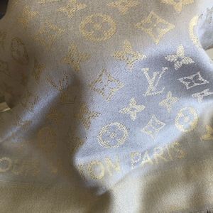 NWT scarf NOT AUTHENTIC this is a duplicate